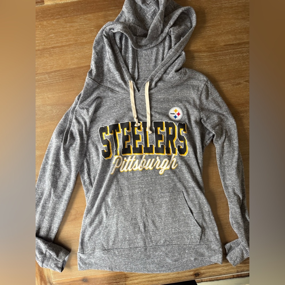 Barely worn women’s Pittsburgh Steelers hooded tee sz medium vintage